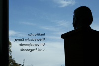 "Notrufsäule Bazon Brock" im Institut für theoretische Kunst, Universaltheorie und Prognostik