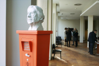 "Notrufsäule Bazon Brock"