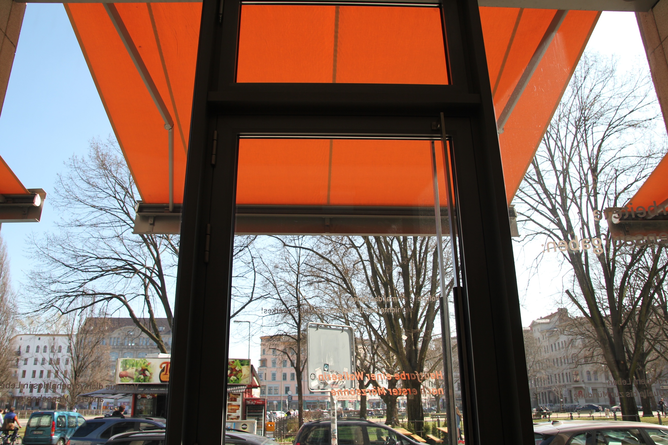 Hautfarbe einer Waliserin nach erster Märzsonne, Bild: Markisen der Denkerei auf Oranienplatz-Seite. Copyright: Thomas Zacharias, Berlin 2012.