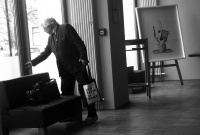 Bazon Brock mit Love/Hate-Tasche von Heiko Pfreundt