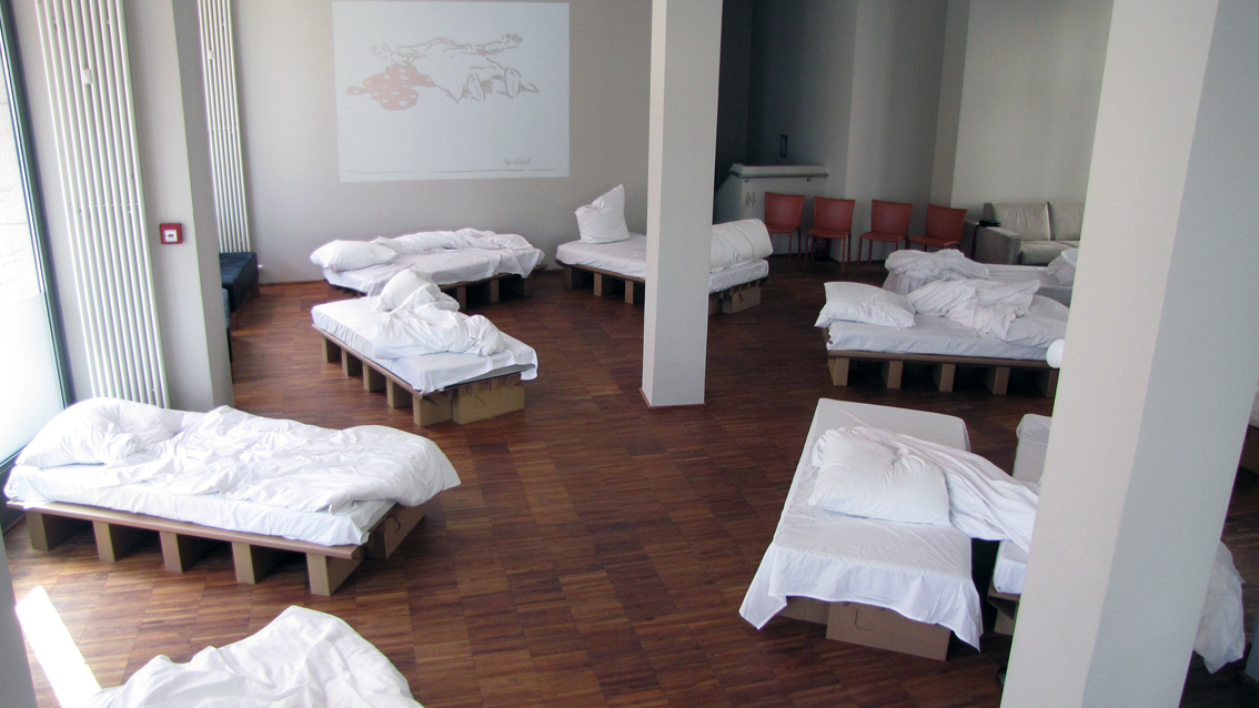 Die 12 Grundformen des verlassenen Bettes, Bild: Bazon Brock/Simon Waßermann, 12.–30.05.2012, Denkerei Berlin. © Stefan Wilke.