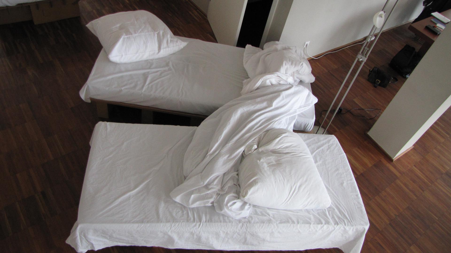 Die 12 Grundformen des verlassenen Bettes, Bild: Bazon Brock/Simon Waßermann, 12.–30.05.2012, Denkerei Berlin. © Stefan Wilke.