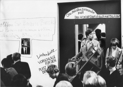 "Solange ich hier bin stirbt keiner", Theater der Position - eine dramatisierte Illustrierte, Bild: Pressekonferenz, Experimenta 1, Frankfurt, 1966 © Hans Puttnies.
