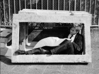 22000 Seiten umfaßt das voluminöse Werk des avantgardistischen Schriftstellers Bazon Brock (26 J.). Wie weiland Diogenes in sein Faß, hat er sich zwischen Betonrahmen zurückgezogen und protestiert in Frankfurt gegen die Westentaschenformate im deutschen Buchhandel.