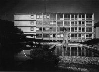 Bazon Brock vor dem Gebäude des Fachbereichs 5, Universität Wuppertal