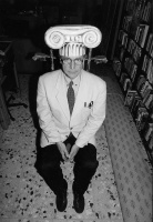 Bazon Brock auf dem Epauletten-Thron / Kapitellismus