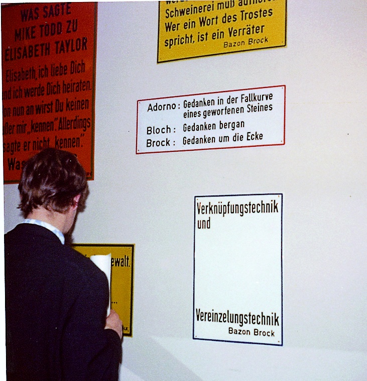 Ausstellung der Literaturbleche in der Galerie Patio, Bild: Frankfurt a. M., 1968..
