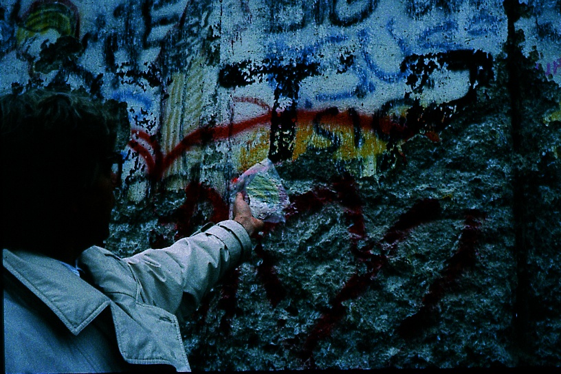 Bazon Brock an der Berliner Mauer