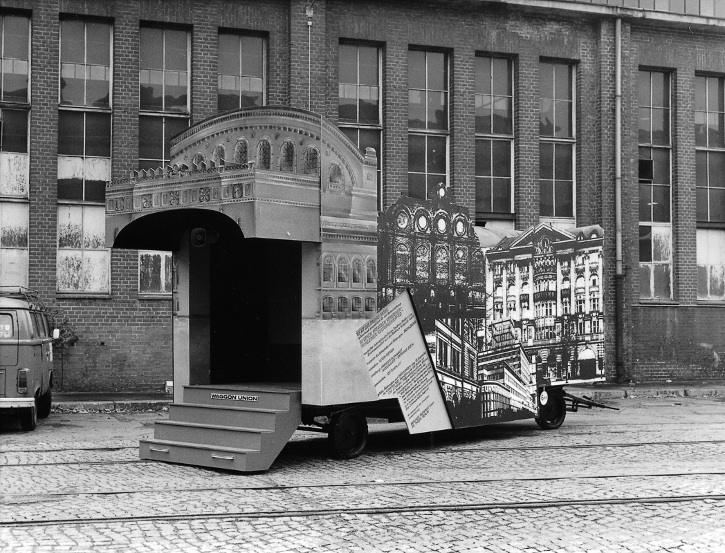 „Das Troja unseres Lebens – ein deutscher Garten“ (Archäomobil), Bild: Aktion "Im Gehen Preußen verstehen", Prinz-Albrecht-Palais-Gelände und Umgebung, täglich 13 bis 19 Uhr mit dem Archäomobil unterwegs. Berlin, August/September/Oktober 1981..