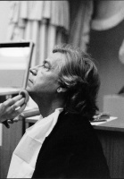 Bazon Brock wird für Rolle des Hofrats von Stein geschminkt