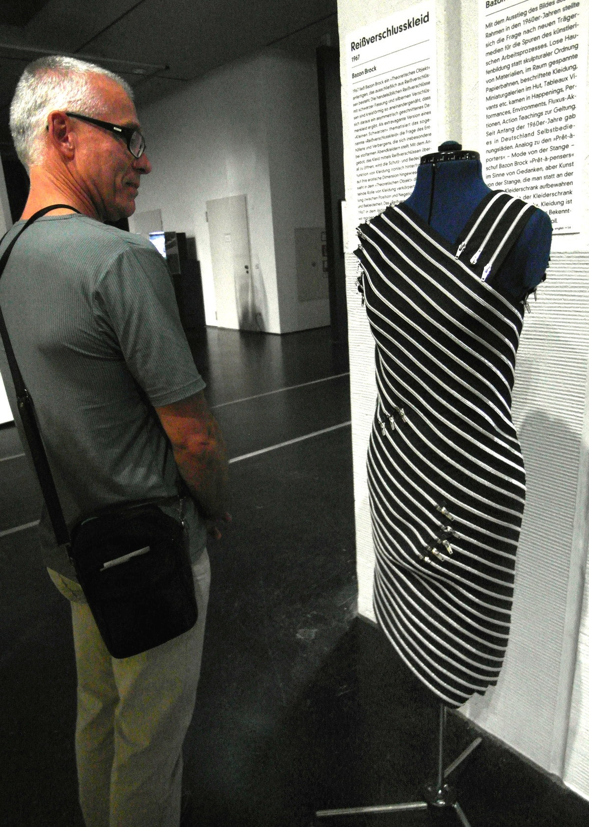 Reißverschlusskleid (Theoretisches Objekt 1967/2013), Bild: Öffentliche Führung durch die Ausstellung „Beuys Brock Vostell“ im ZKM Karlsruhe © Leonore Welzin, 19.09.2014.