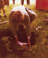 Bazon Brock vergräbt die „Ästhetik als Vermittlung“