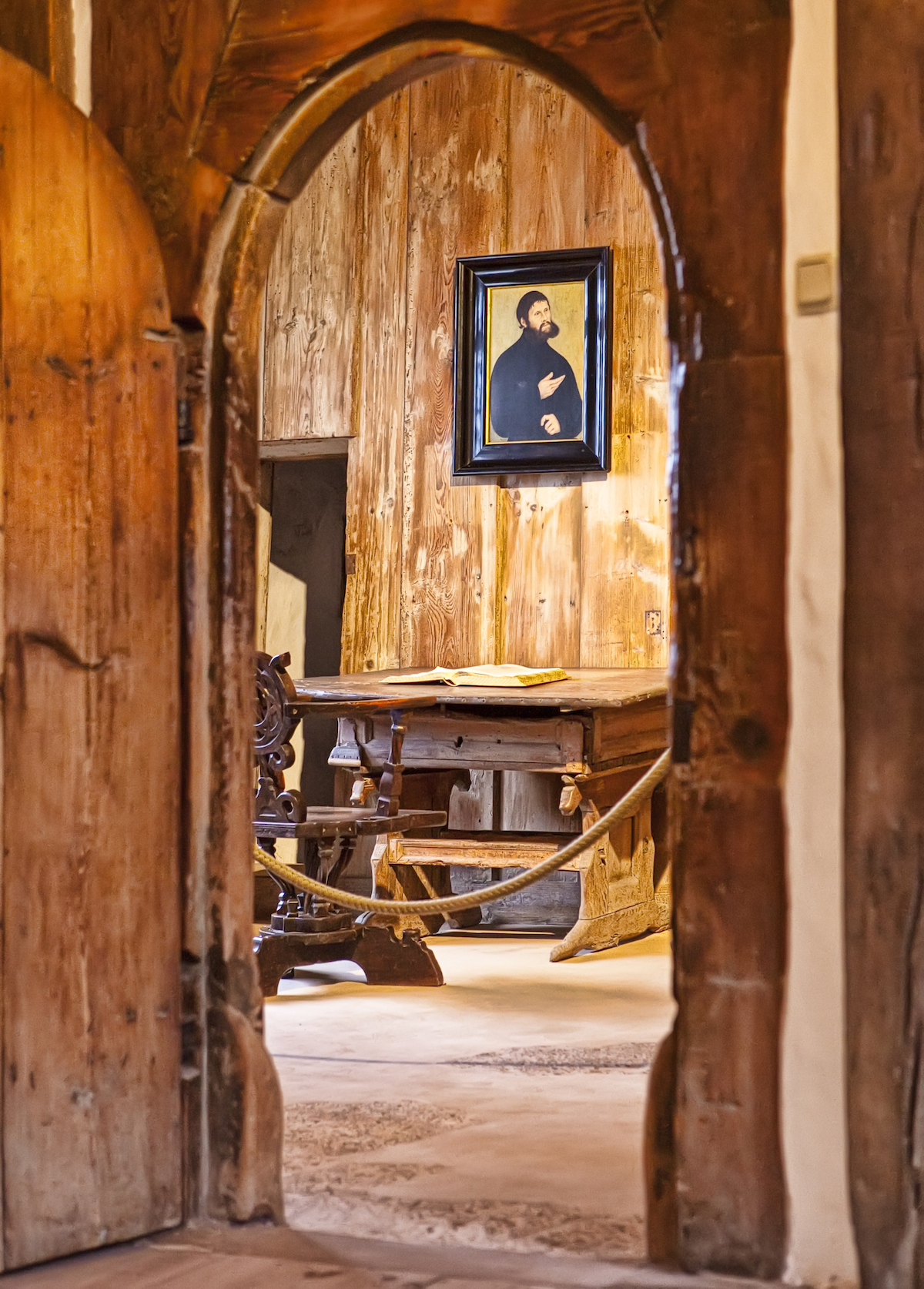 Der experimentelle Tintenfasswurf auf der Wartburg, Bild: Moritz Götze, Bazon Brock. Lutherzimmer, Eisenach 10.11.2009. Foto: Christian Lohse.