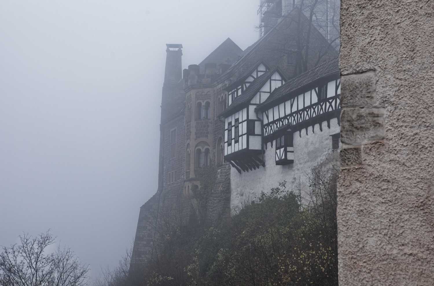 Der experimentelle Tintenfasswurf auf der Wartburg, Bild: Moritz Götze, Bazon Brock. Lutherzimmer, Eisenach 10.11.2009. Foto: Christian Lohse.