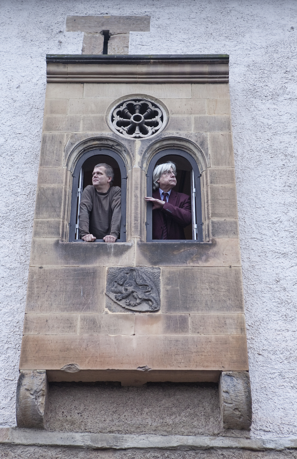 Der experimentelle Tintenfasswurf auf der Wartburg, Bild: Moritz Götze, Bazon Brock. Lutherzimmer, Eisenach 10.11.2009. Foto: Christian Lohse.