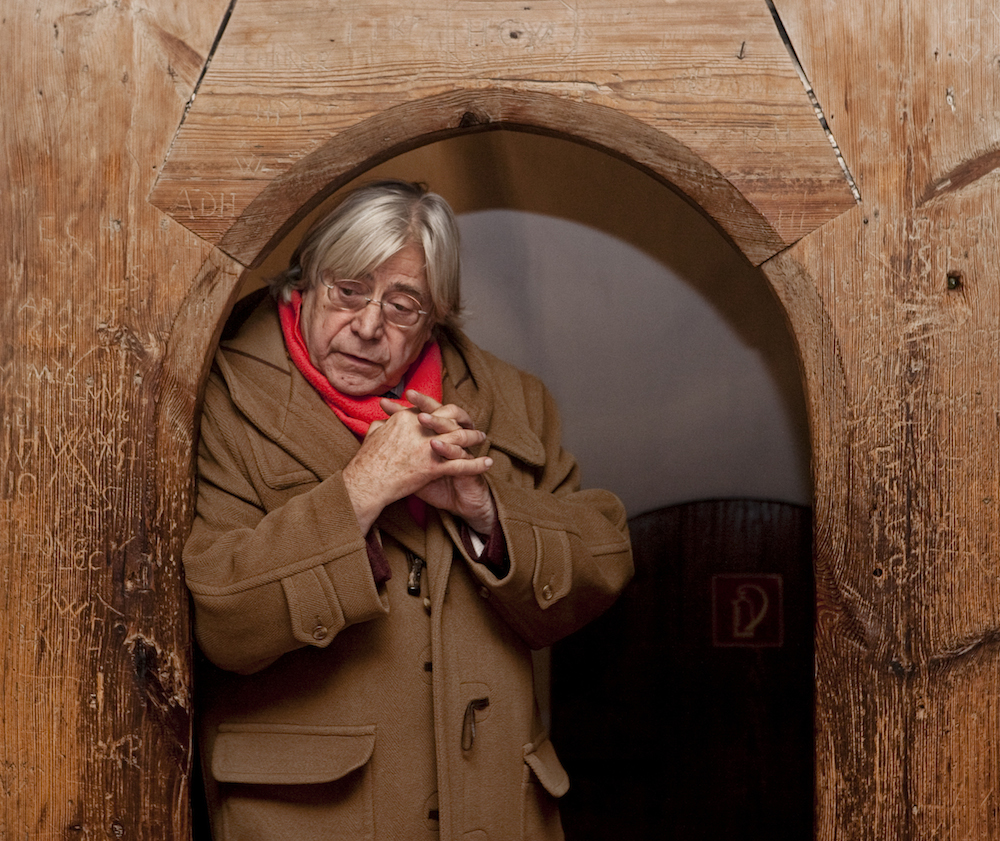 Der experimentelle Tintenfasswurf auf der Wartburg, Bild: Moritz Götze, Bazon Brock. Lutherzimmer, Eisenach 10.11.2009. Foto: Christian Lohse.