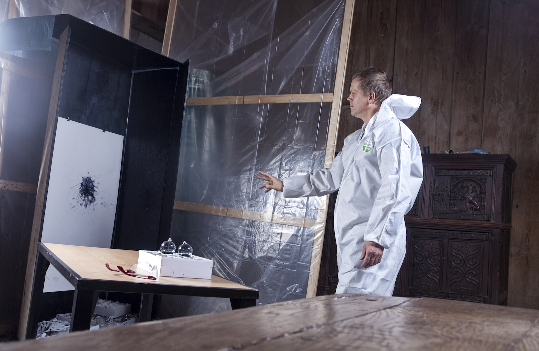 Der experimentelle Tintenfasswurf auf der Wartburg, Bild: Moritz Götze, Bazon Brock. Lutherzimmer, Eisenach 10.11.2009. Foto: Christian Lohse.