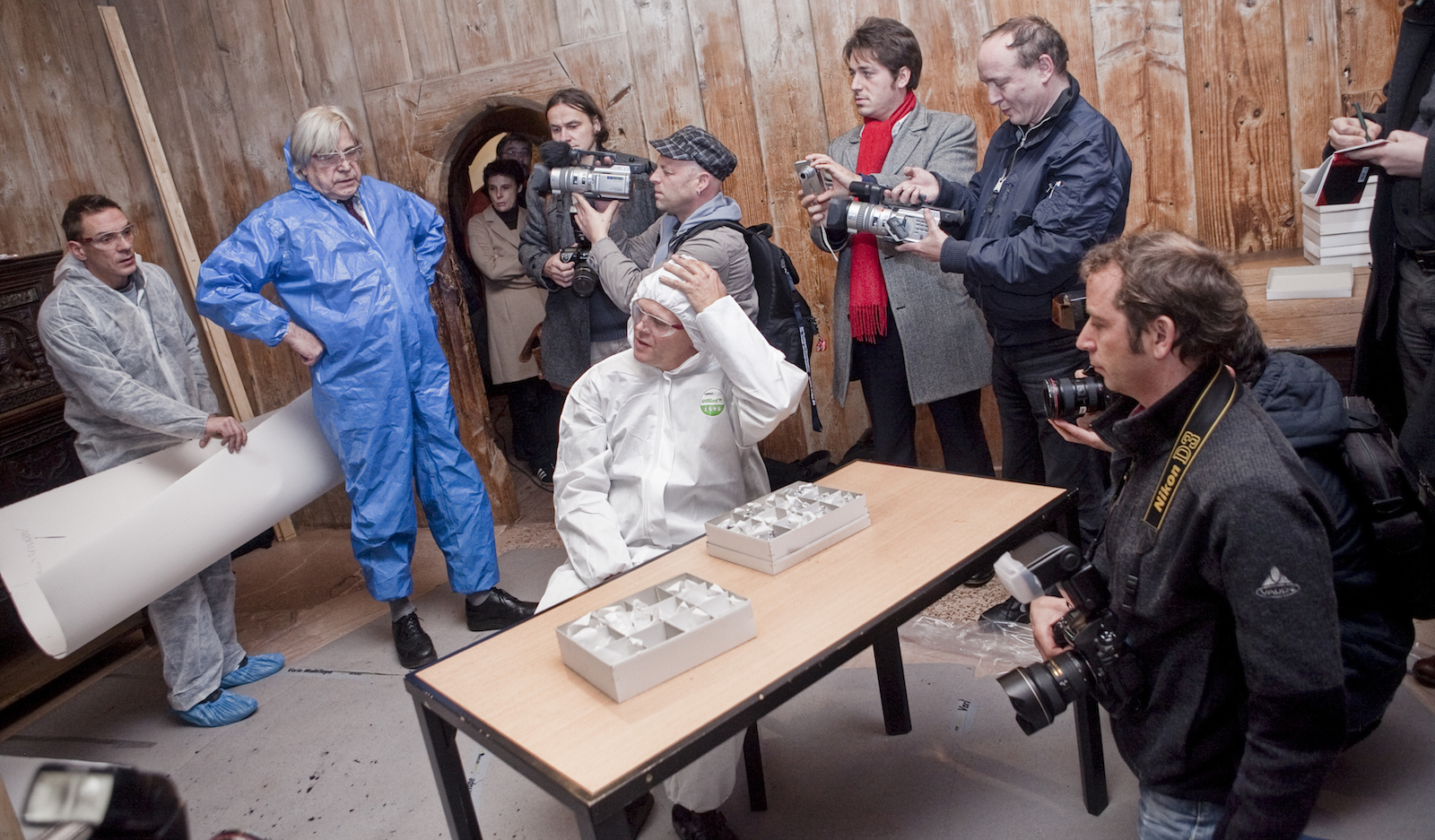 Der experimentelle Tintenfasswurf auf der Wartburg, Bild: Moritz Götze, Bazon Brock. Lutherzimmer, Eisenach 10.11.2009. Foto: Christian Lohse.