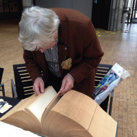 Bazon Brock mit dem Blätterbuch