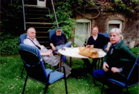 Friedensfeier 09.05.2002 im Blume-Garten zu Köln: Daniel Spoerri, B. J. Blume, Klaus Staeck, Anna Blume (verdeckt), Bazon Brock