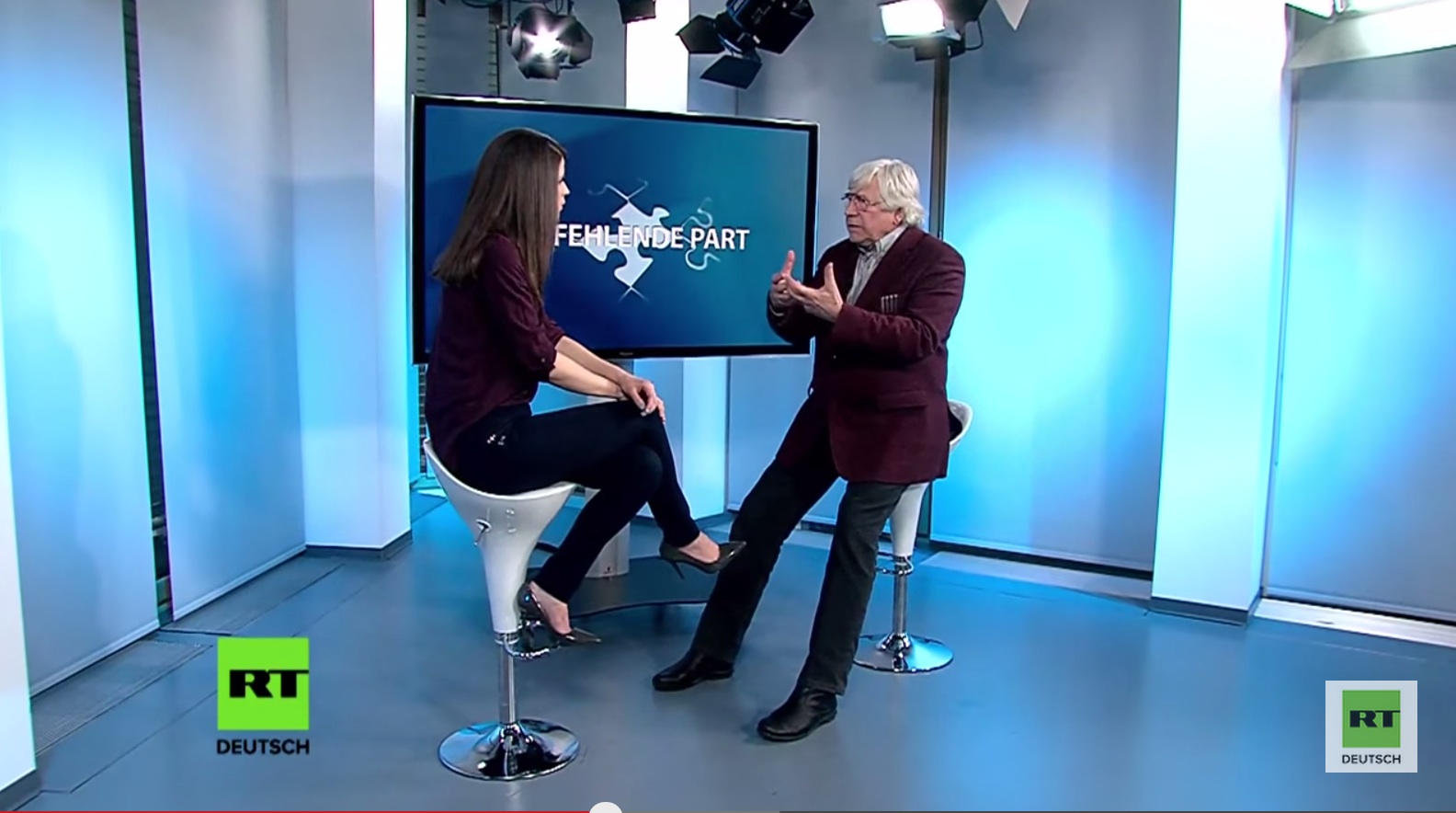 RT Deutsch, Bild: Der fehlende Part, 30.04.2015. Johanna Kindermann im Interview mit Bazon Brock..