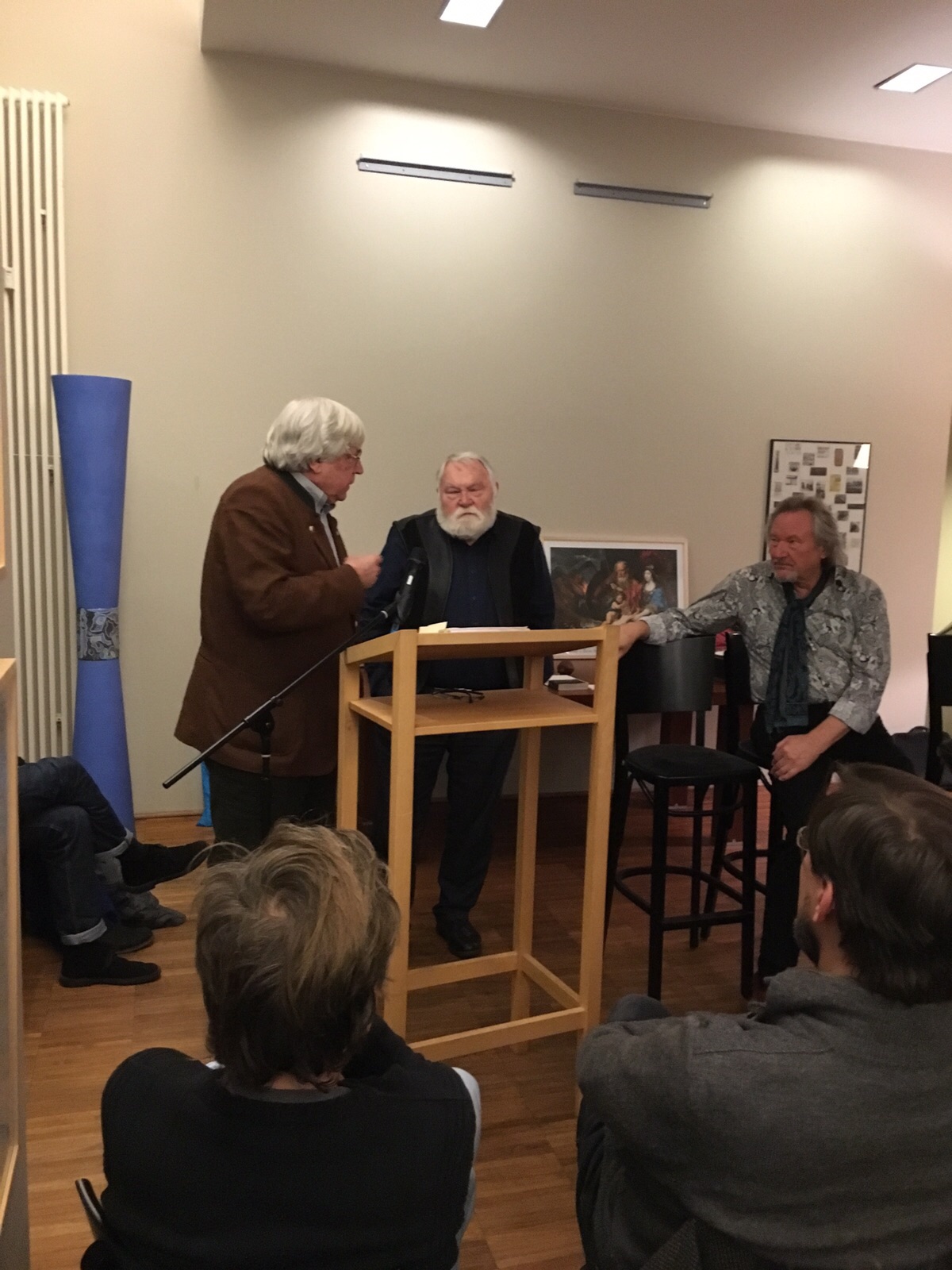 Das Lachen der Täter. Eine Befragung in ernsten Zeiten, Bild: Bazon Brock, Klaus Theweleit, Lenz Prütting. Denkerei Berlin, 19.11.2015.