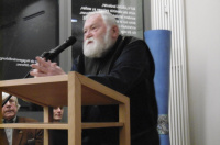 Das Lachen der Täter. Eine Befragung in ernsten Zeiten