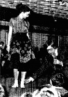 Moderator Brock in Hamburg, 50er-Jahre-Schau