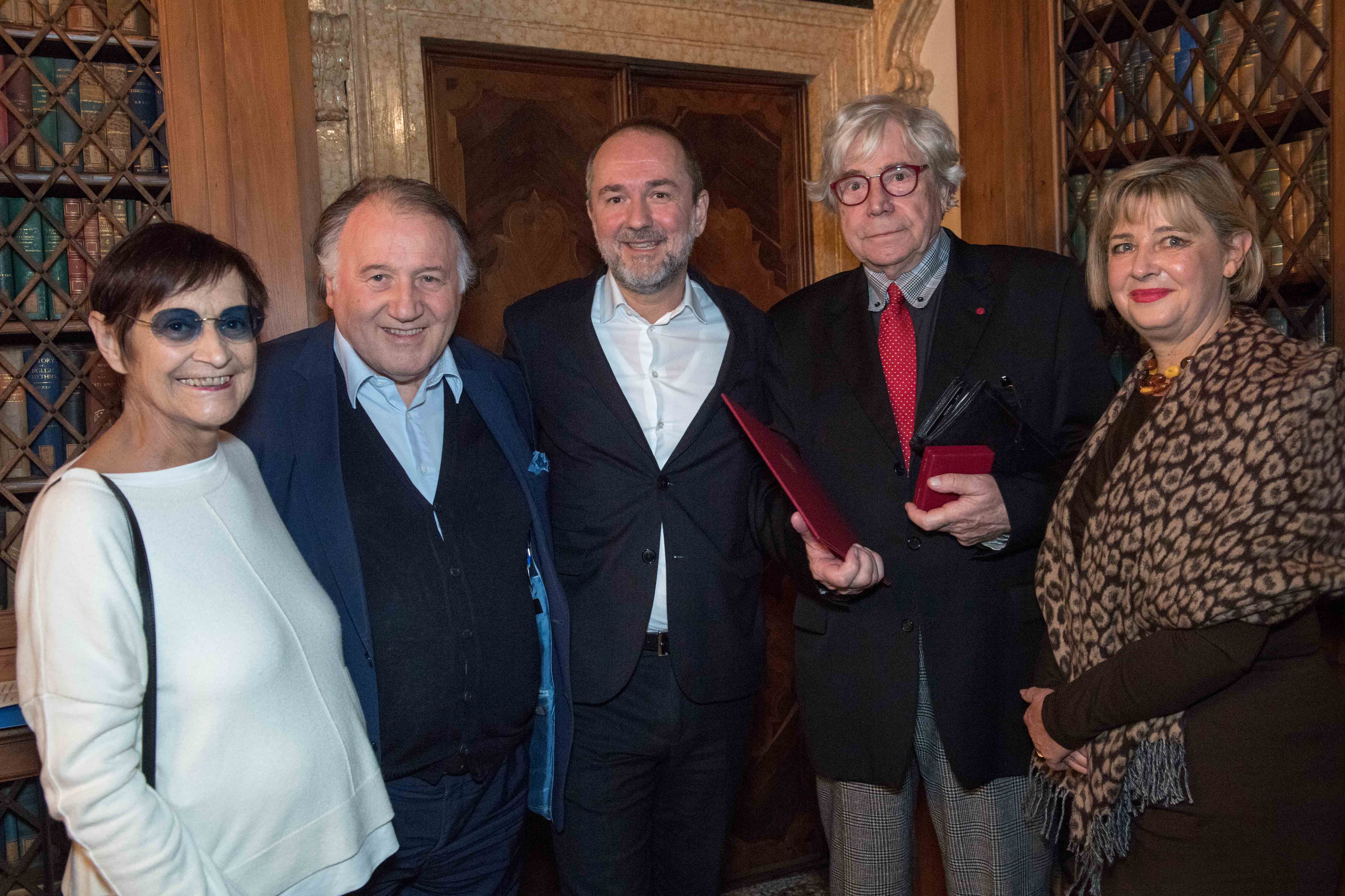 Verleihung des großen Ehrenkreuzes der 1. Klasse des Landes Österreich an Bazon Brock, Bild: Palazzo Loredan, Venedig, 24.11.2017. V.l.n.r.: Brigitte Kowanz, Peter Weibel, Thomas Drozda (Bundesminister für Kunst und Kultur), Bazon Brock, Christa Steinle.