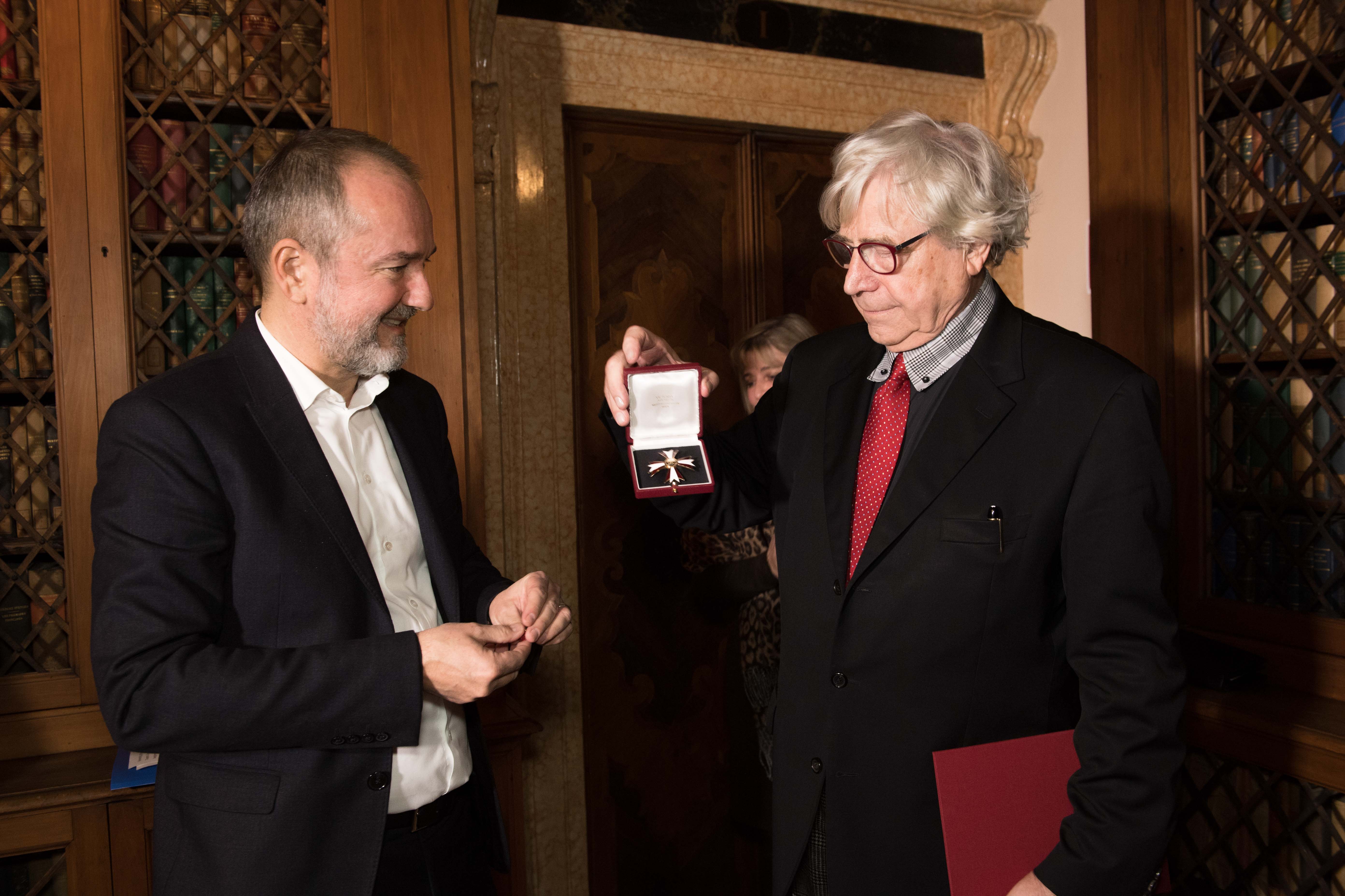 Thomas Drozda, österreichischer Bundesminister für Kunst und Kultur, überreicht Bazon Brock das große Ehrenkreuz der 1. Klasse, Bild: Palazzo Loredan, Venedig, 24.11.2017.