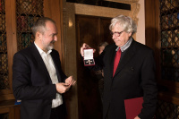 Thomas Drozda, österreichischer Bundesminister für Kunst und Kultur, überreicht Bazon Brock das große Ehrenkreuz der 1. Klasse 