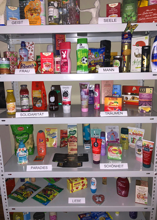 Persil bleibt Persil, Ewigkeitsgarantie durch Konsumieren, Bild: Stephanie Senge/Bazon Brock: Konsumbibliothek für die Denkerei Berlin, 2018..