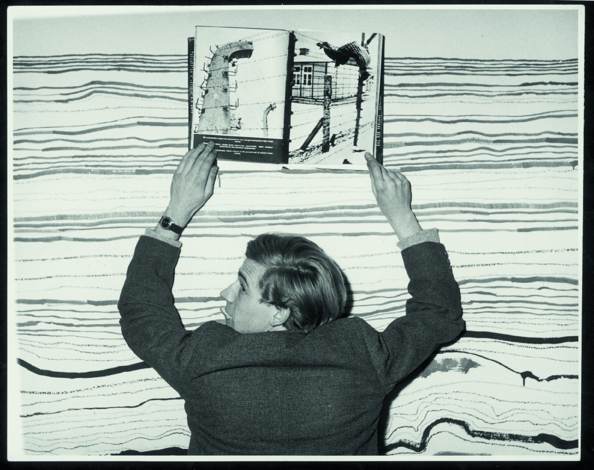 Bazon Brock während der Ziehung der Linie an der Hochschule für bildende Künste in Hamburg, 1959, Bild: © Hundertwasser Archiv Wien / Photo-Graphik-Witting, Hamburg.
