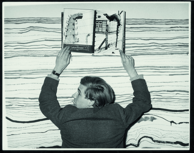 Bazon Brock während der Ziehung der Linie an der Hochschule für bildende Künste in Hamburg, 1959, Bild: © Hundertwasser Archiv Wien / Photo-Graphik-Witting, Hamburg.