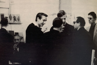Auf der Frankfurter Buchmesse, frühe 1960er Jahre. V.l.n.r.: N.N., V.O. Stomps, Heinrich Raumschüssel, Werner Schreib, Bazon Brock, Günter Rühle, Ferdinand Kriwet